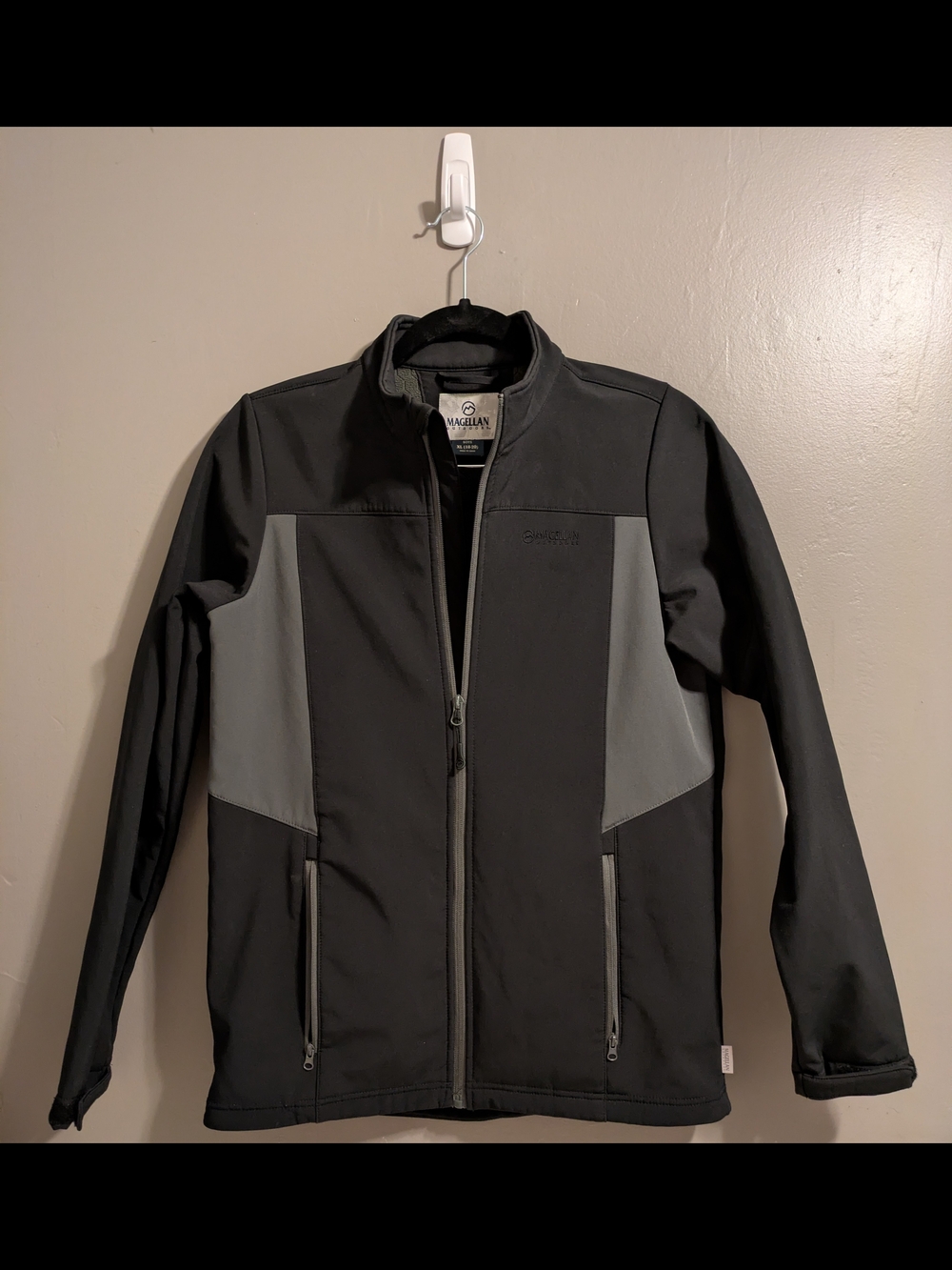 Magellan Outdoors Boys XL (18-20) Black Gray Softshell Full Zip Jacket